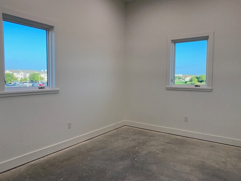 More Photos Of 330 Wonder World Dr, San Marcos Loft Creative Space For Sale