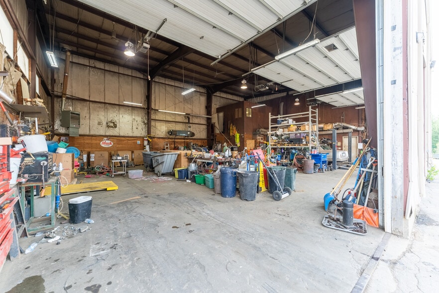 More Photos Of 563 Plains Rd, Tamworth Warehouse For Lease