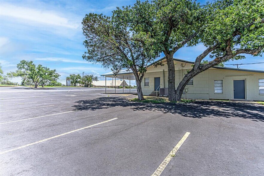 More Photos Of 901 Lillian Dean, Buchanan Dam Flex For Sale
