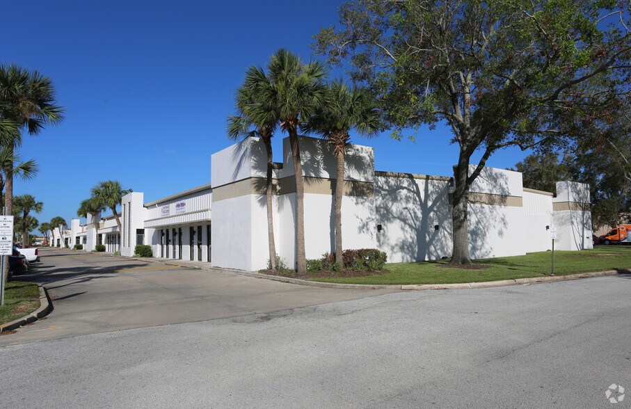 More Photos Of 2425-2573 Silver Star Rd, Orlando Warehouse For Lease