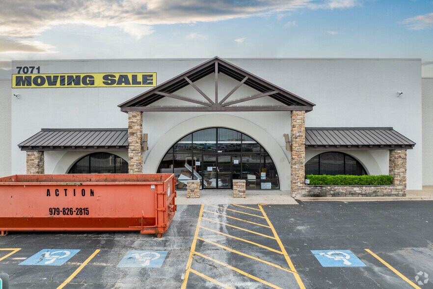 More Photos Of 7071 Southwest Fwy, Houston Showroom For Lease