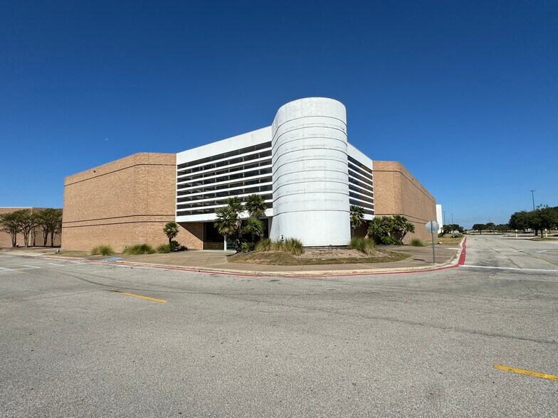 More Photos Of 1508 Harvey Rd, College Station Department Store For Sale