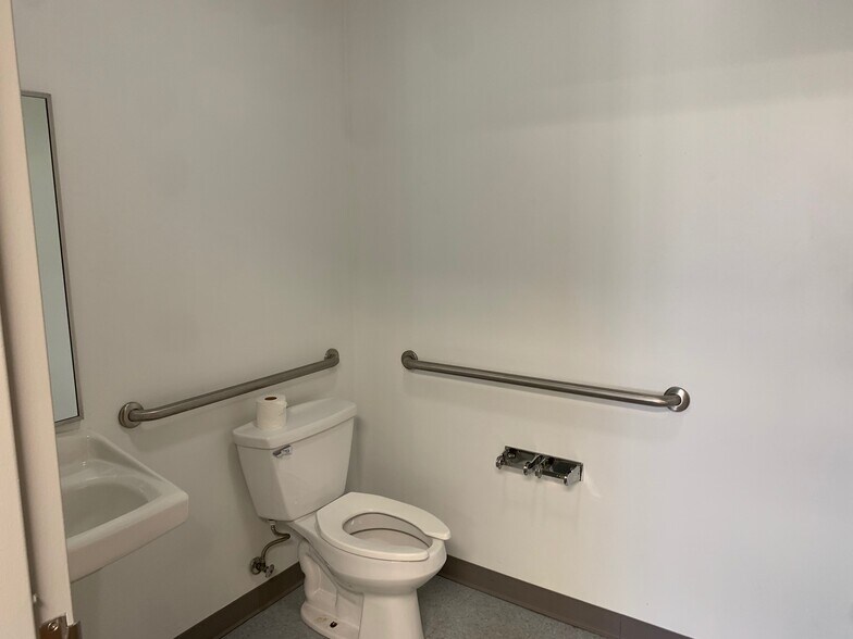 More Photos Of 1014 Ekstam Dr, Bloomington Office For Lease