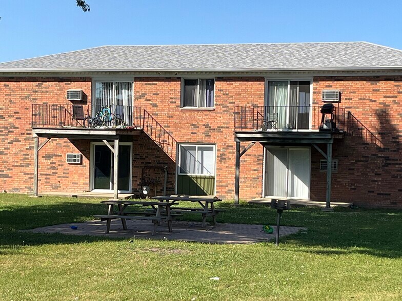 More Photos Of 205 Sandra Ave, Mendota Apartments For Sale