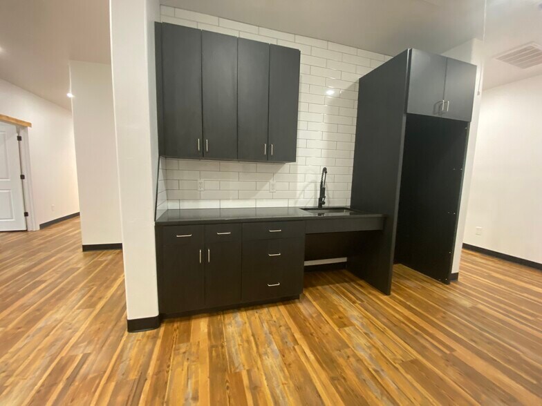 More Photos Of 10921 Wayne Ave, Lubbock Medical For Sale