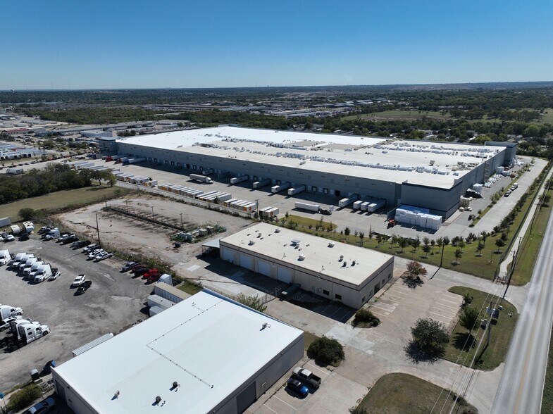 More Photos Of 4901 Parker Henderson Rd, Fort Worth Warehouse For Lease
