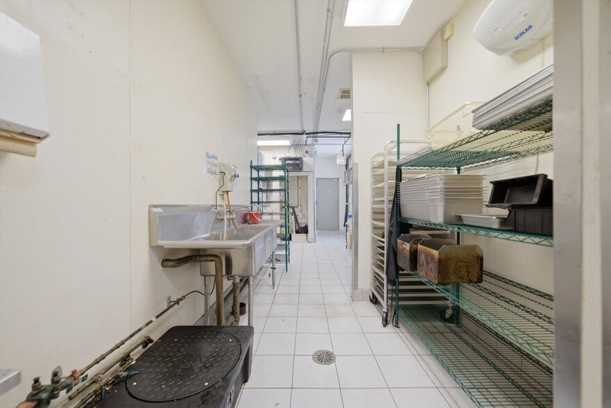 More Photos Of 907 N Damen Ave, Chicago Storefront Retail Residential For Lease