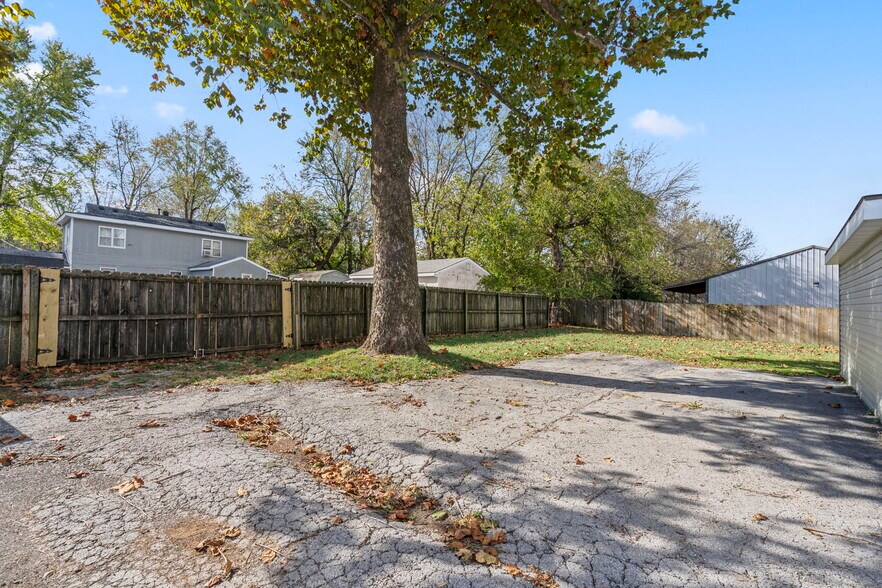 More Photos Of 1658 Saint Louis St, Springfield Office For Lease