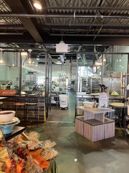 More Photos Of 294 Sunset Park Dr, Herndon Showroom For Sale