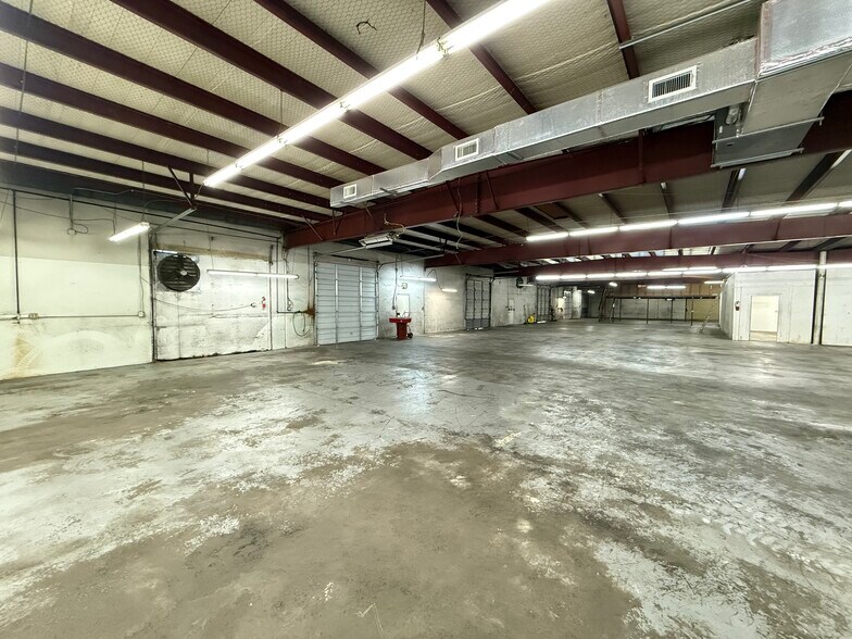 More Photos Of 11104 N Lamar Blvd, Austin Showroom For Lease