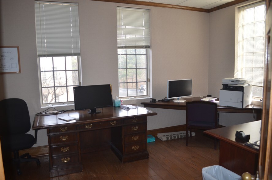More Photos Of 3923 Blenheim Blvd, Fairfax Medical For Sale