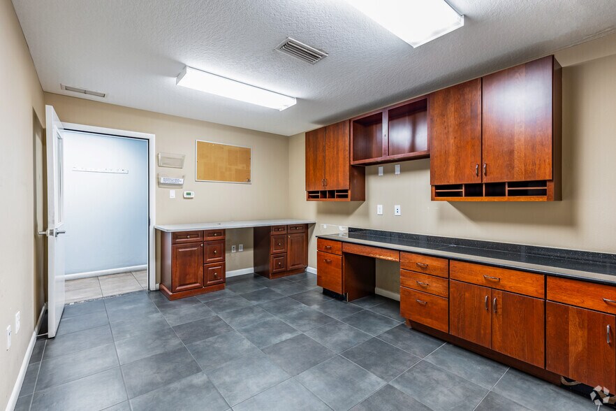 More Photos Of 4500 Carmichael Ave, Sarasota Warehouse For Lease