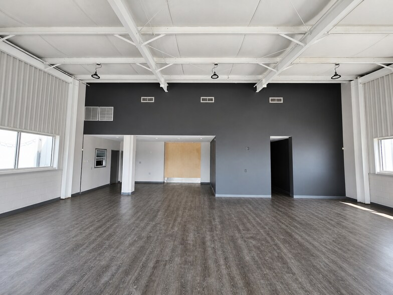 More Photos Of 10298 Airline Hwy, Saint Rose Service For Lease