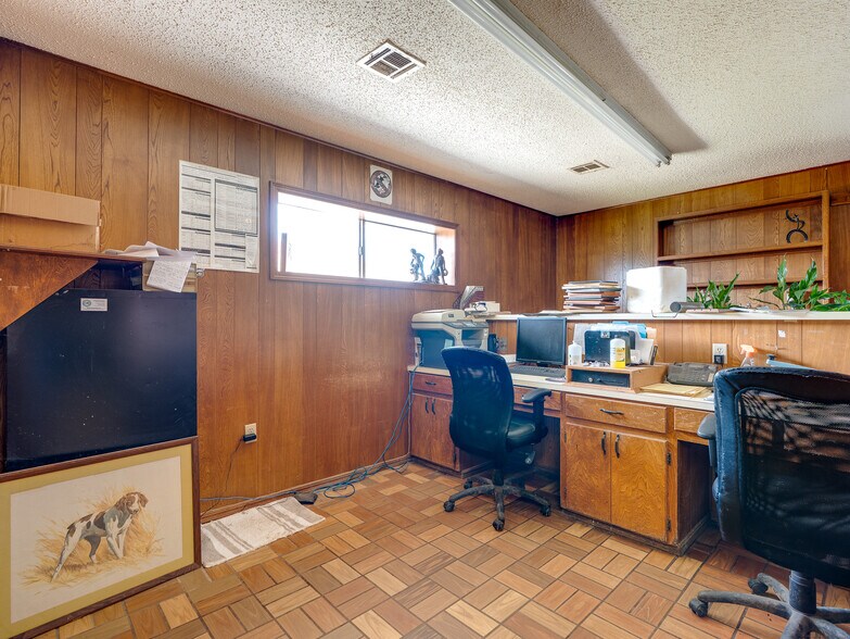 More Photos Of 1853 S Broadway St, Coalgate Flex For Sale