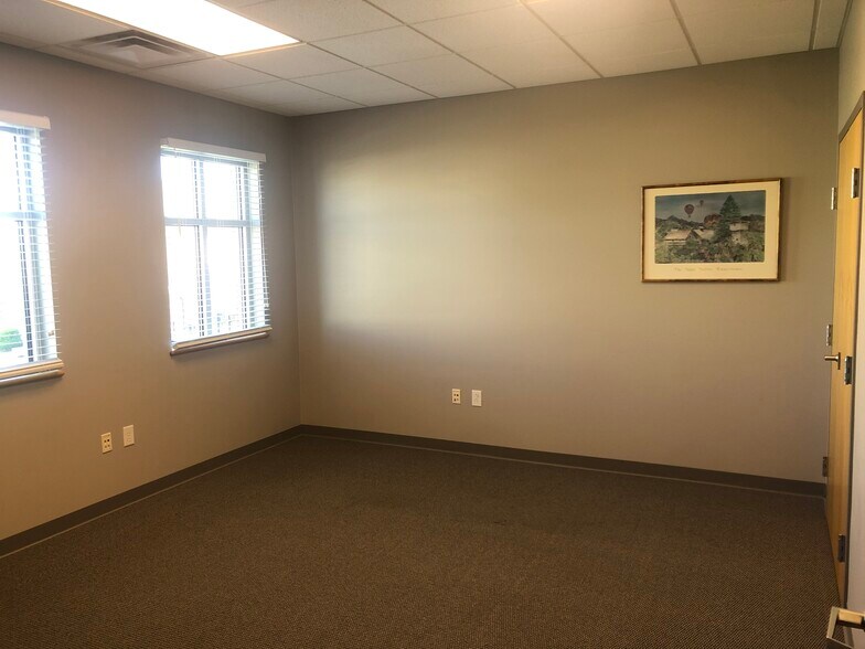 More Photos Of 996 Wilkinson Trce, Bowling Green Office For Lease