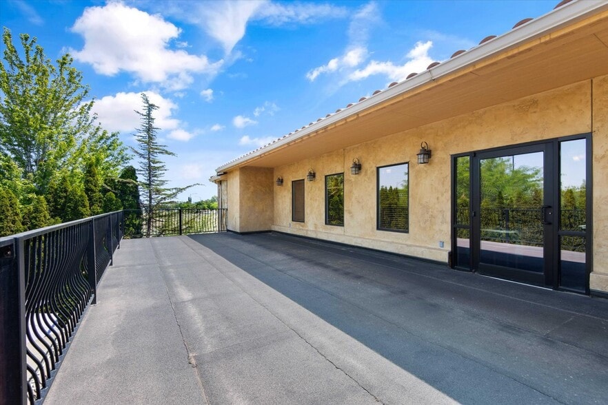 More Photos Of 7000 W Okanogan Pl, Kennewick Restaurant For Sale
