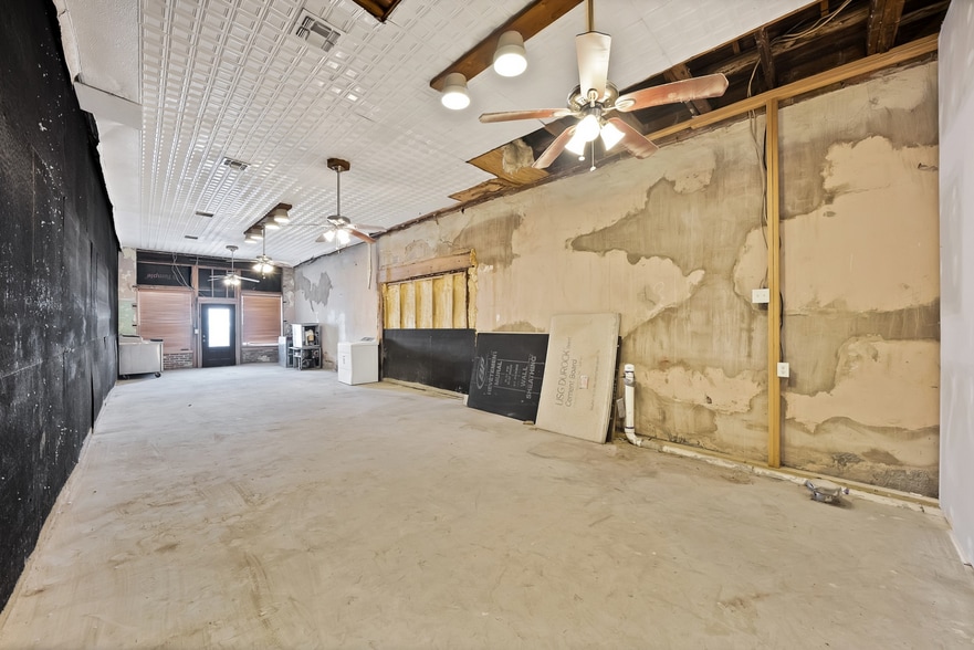 More Photos Of 204 W Mccart St, Krum Storefront Retail Office For Sale