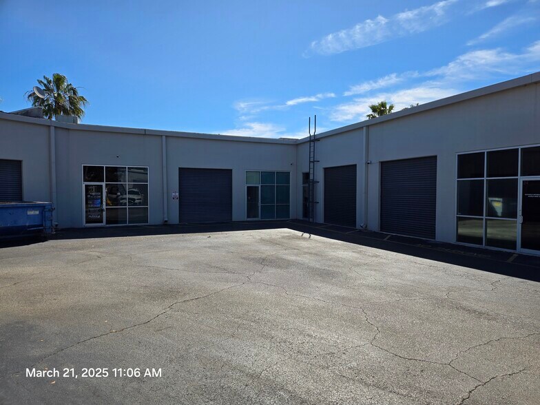More Photos Of 7901 Kingspointe Pky, Orlando Showroom For Lease