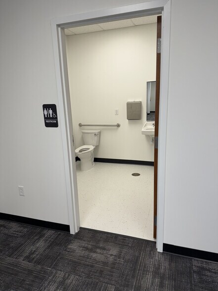 More Photos Of 56 Cooperative Way, Wright City Warehouse For Lease