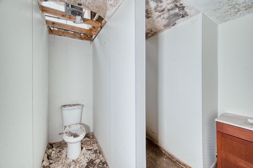 More Photos Of 326 Chestnut St, Virginia Storefront Retail Office For Sale