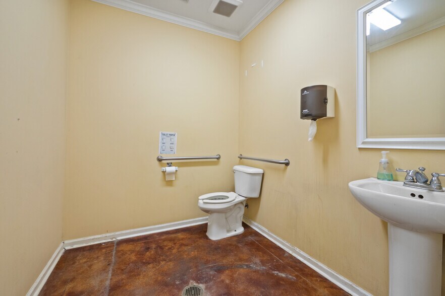 More Photos Of 106 Abigayles Row, Scott Warehouse For Sale