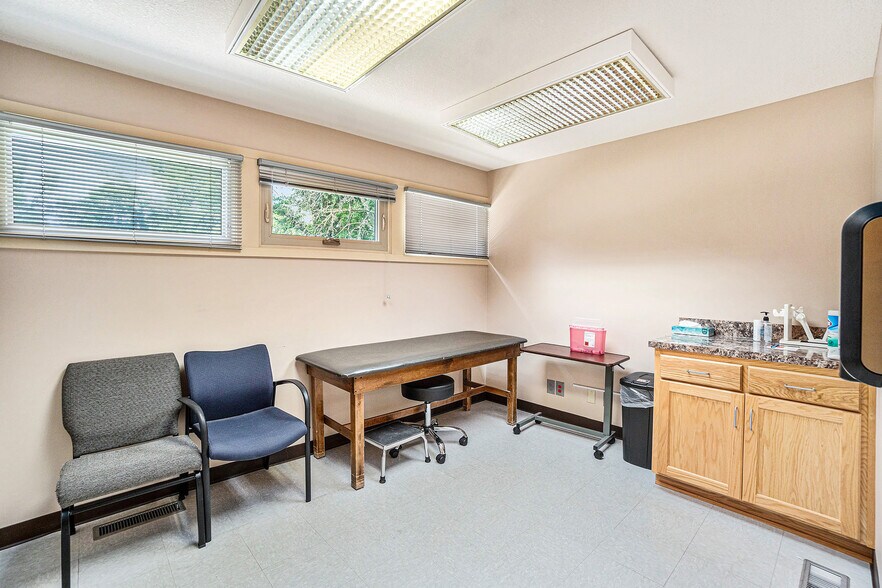 More Photos Of 2 Holly Ln, Paola Medical For Sale