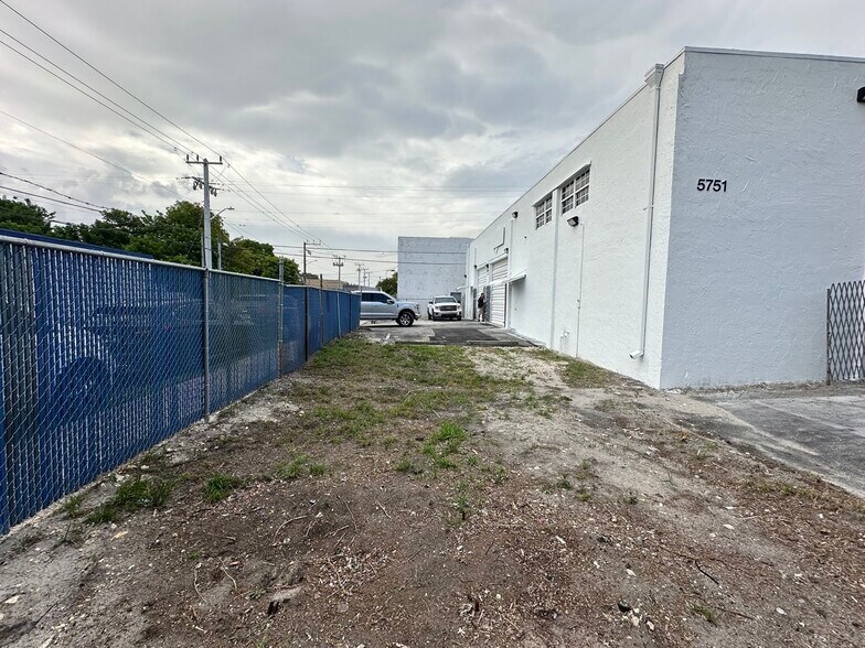More Photos Of 5751 Dawson St, Hollywood Warehouse For Lease