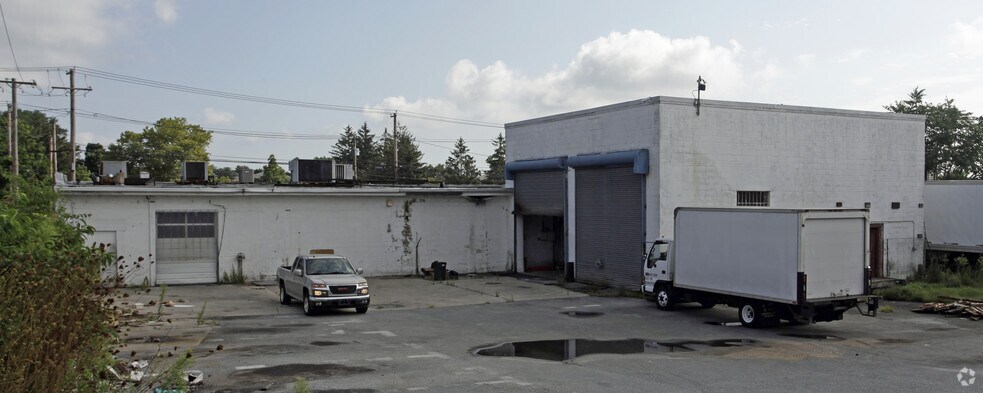 More Photos Of 1000 Fulton St, Farmingdale Warehouse For Lease