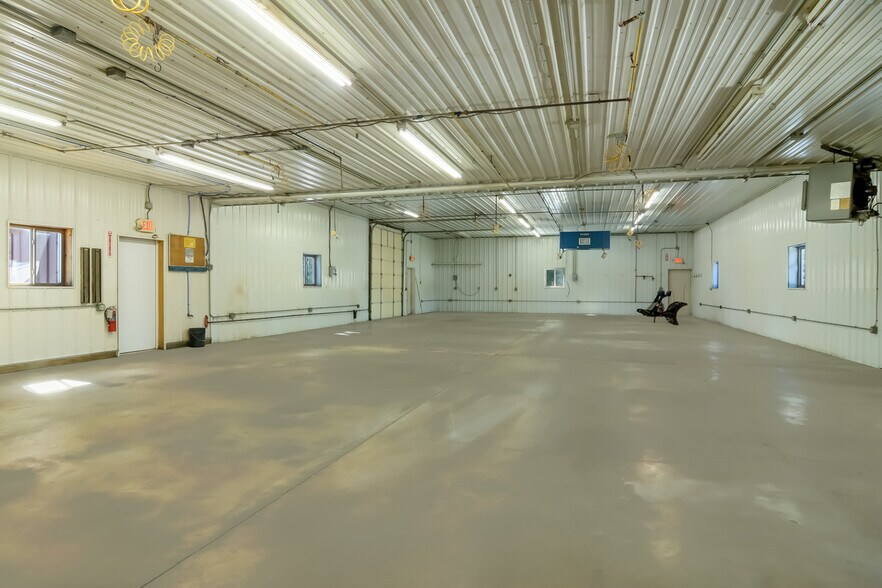 More Photos Of 125 S Industrial Dr, Buckley Distribution For Lease