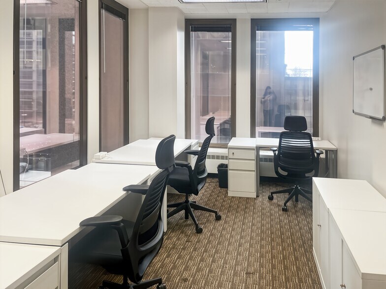More Photos Of 125 S Wacker Dr, Chicago Coworking Space