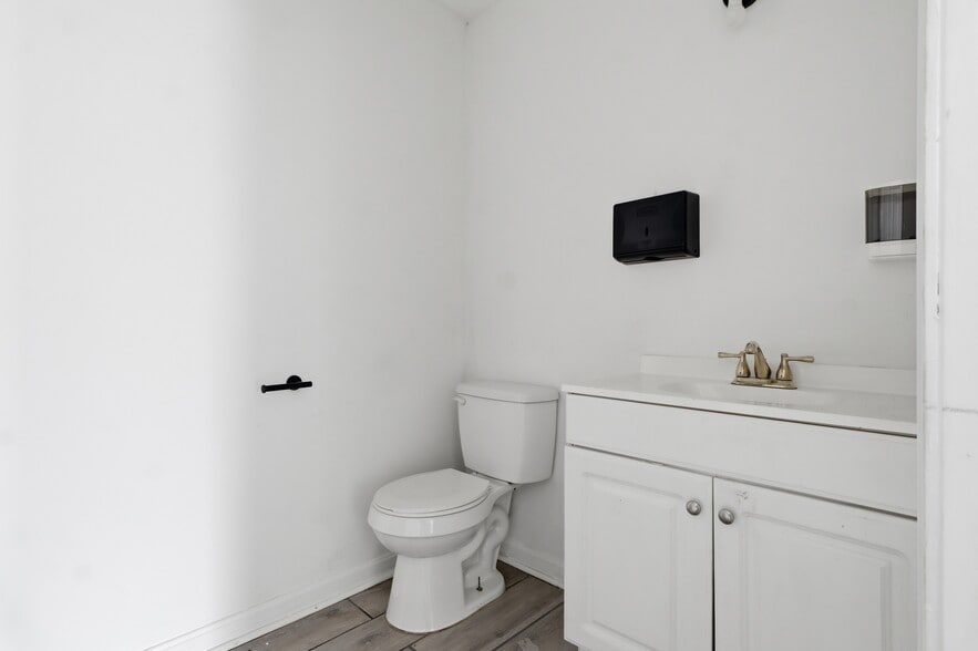 More Photos Of 805 E Prospect St, York General Retail For Sale