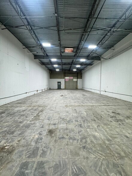 More Photos Of 9841-9879 Chartwell Dr, Dallas Distribution For Lease