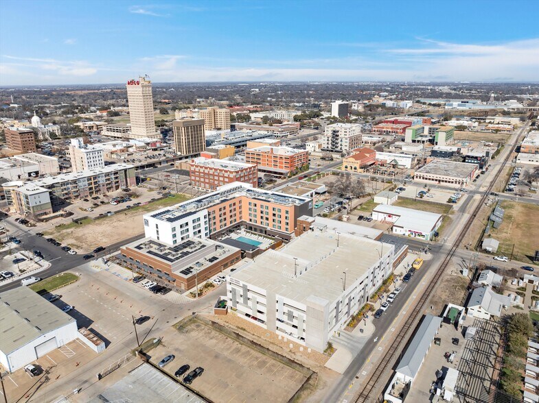 More Photos Of 325 6th st, Waco Storefront For Lease