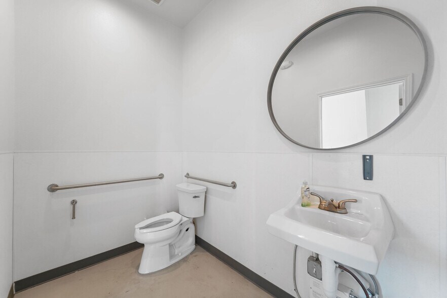 More Photos Of 414 Powerhouse St, McKinney Warehouse For Lease