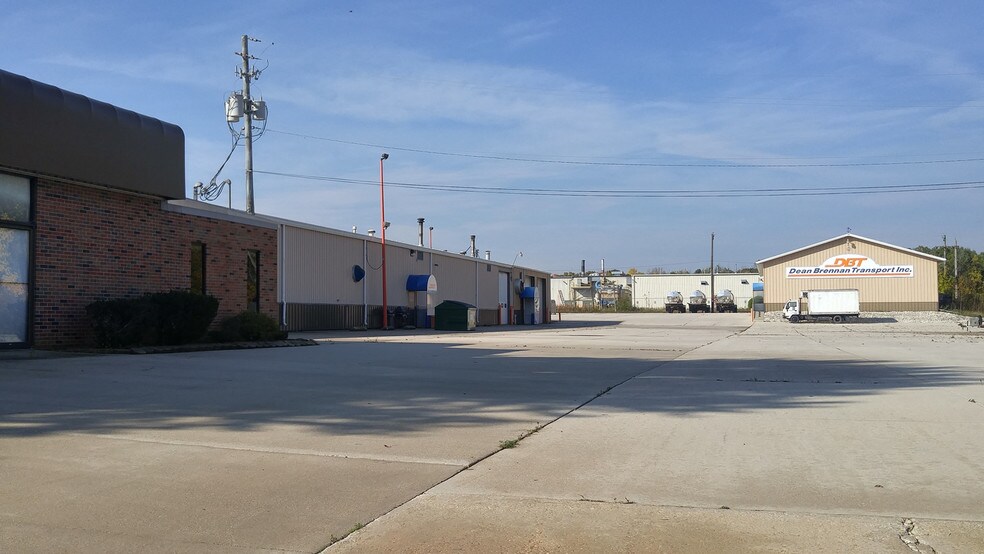 More Photos Of 1200 N 24th St, Manitowoc Showroom For Lease