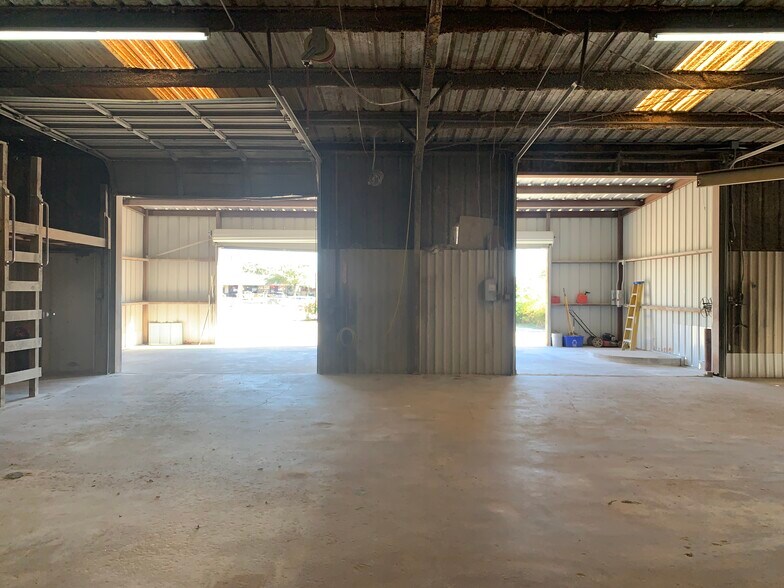 More Photos Of 13240 Pond Springs Rd, Austin Warehouse For Sale