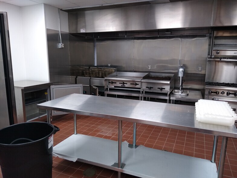 More Photos Of 800 S International Blvd, Hidalgo Freestanding For Lease