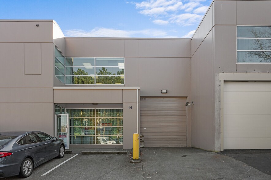 More Photos Of 3871 N Fraser Way, Burnaby Showroom For Lease