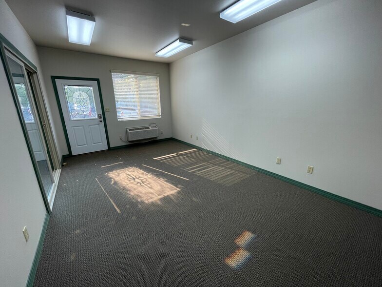 More Photos Of 560 S Commercial Dr, Grand Junction Light Distribution For Lease
