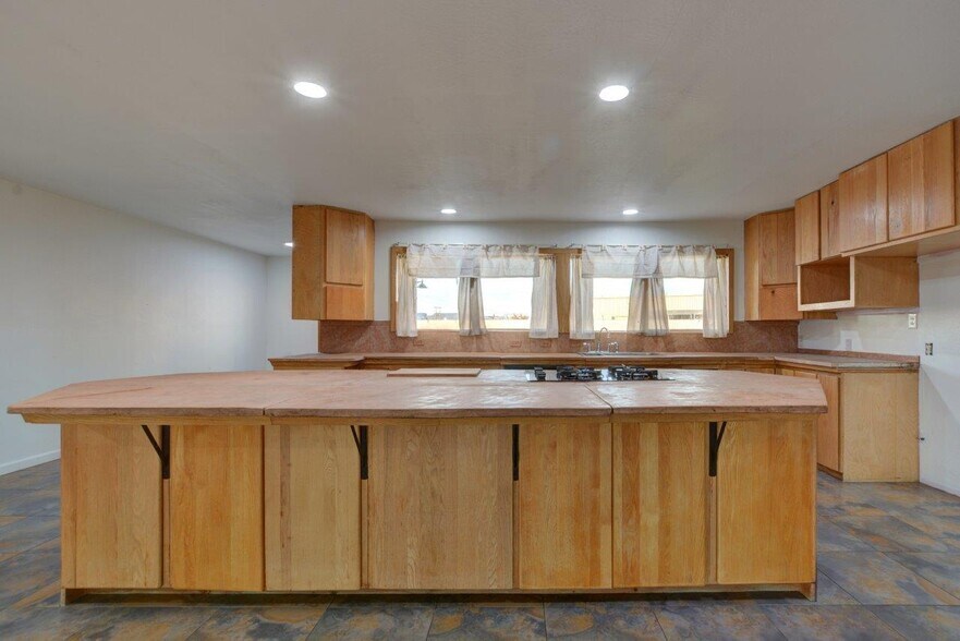 More Photos Of 6804 Agate Rd, White City Flex For Sale