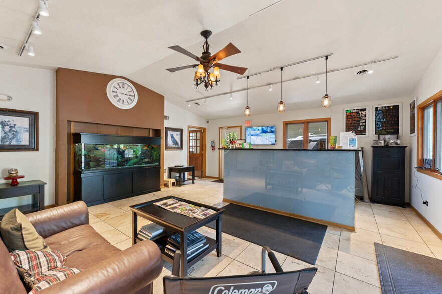 More Photos Of 4403 S Roberts Rd, Island Lake Veterinarian Kennel For Sale