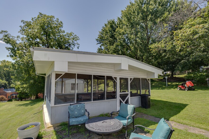 More Photos Of 1053 Washington St, Harpers Ferry Hospitality For Sale
