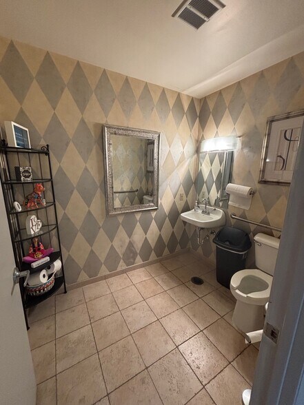 More Photos Of 1714-1720 Manhattan Dr, Waukesha Storefront For Lease