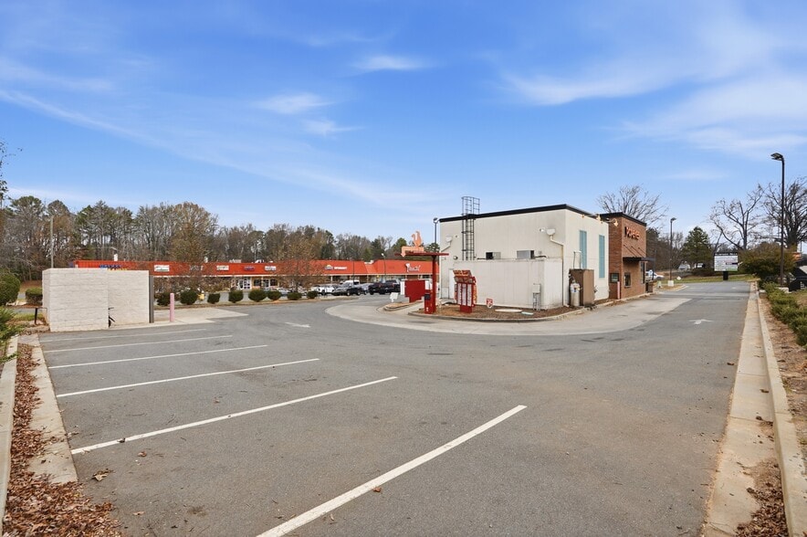 More Photos Of 6107 The Plaza, Charlotte Freestanding For Lease