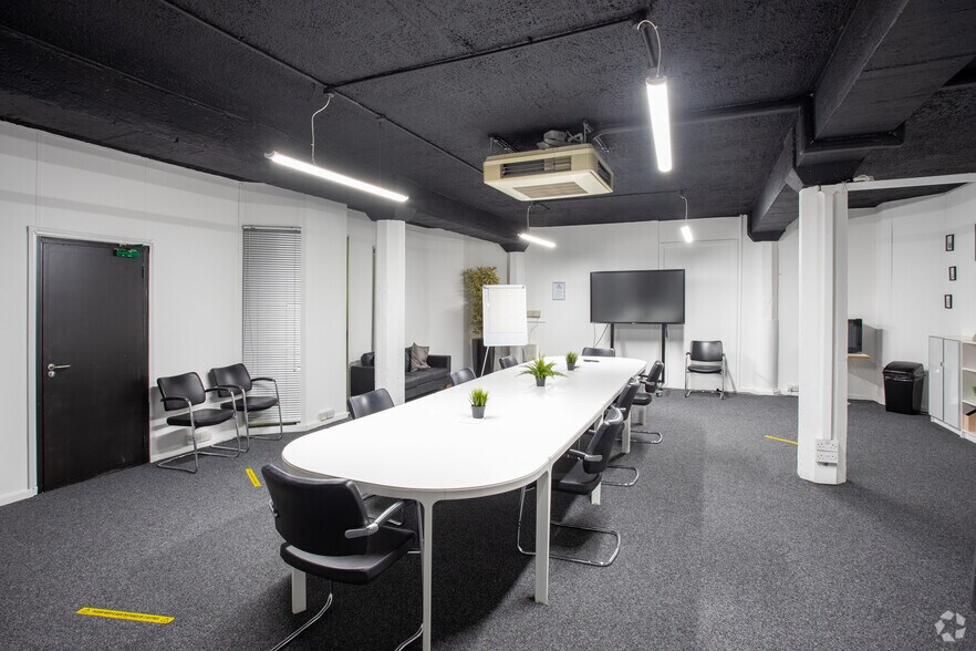 More Photos Of Washington St, Glasgow Office For Lease