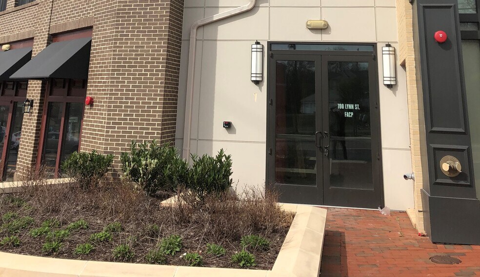 More Photos Of 700 Lynn St, Herndon Restaurant For Lease