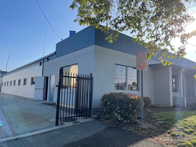 More Photos Of 1130 Simpson Way, Escondido Unknown For Lease
