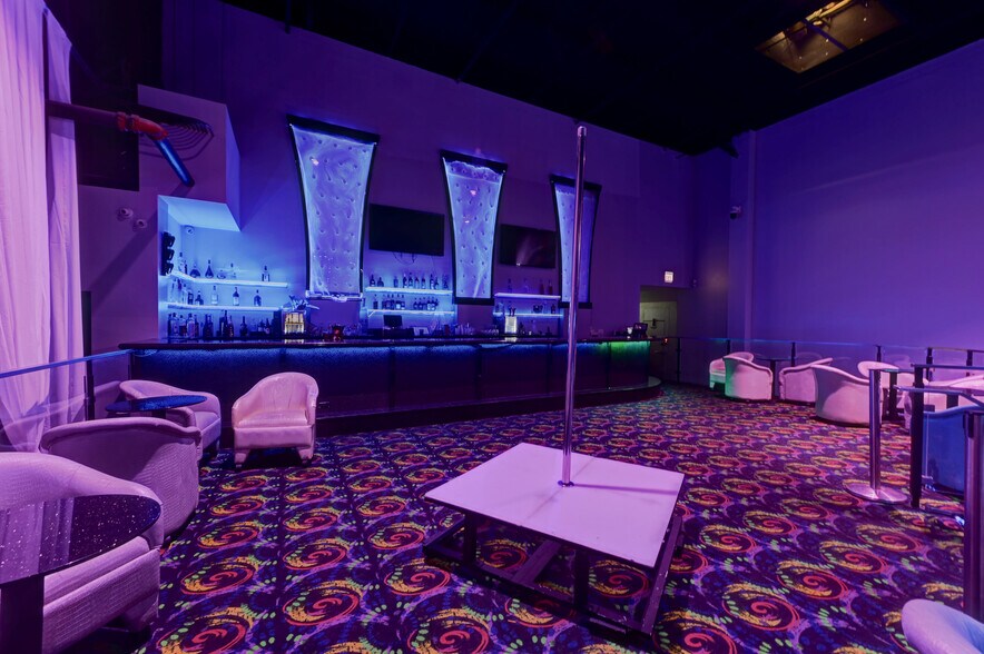 More Photos Of 5555 70th Pl, Bedford Park Freestanding For Sale