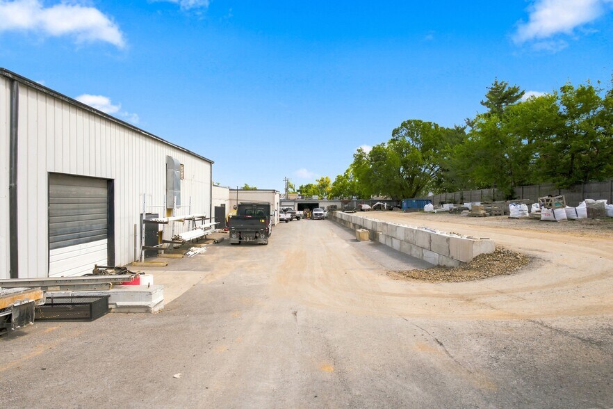 More Photos Of 6115 Robertson Ave, Nashville Warehouse For Lease