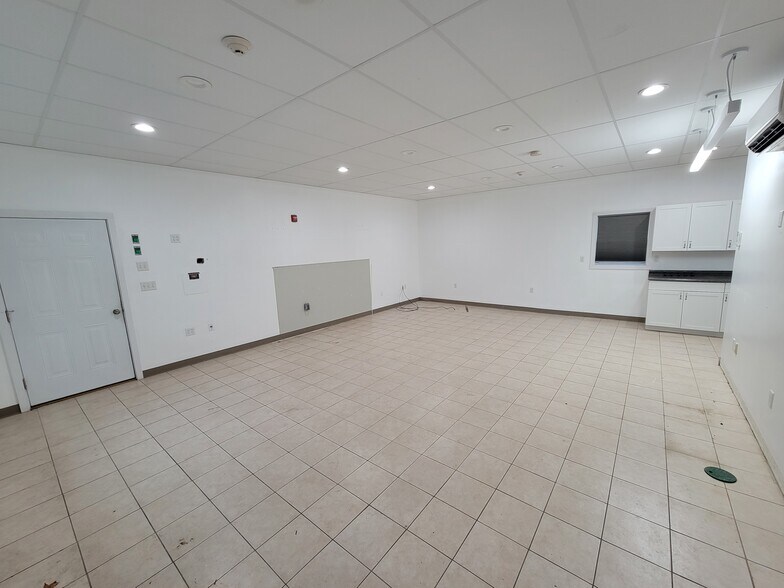 More Photos Of 17 North Rd, Chelmsford Bank For Lease